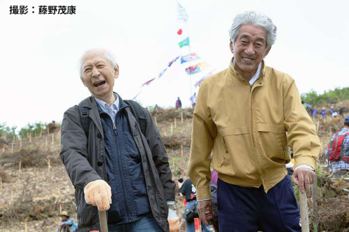 童話屋の田中和雄（左）と畠山重篤さん（右）